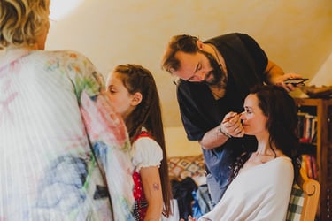 Braut, die sich vor der Hochzeit schminken lässt.