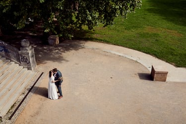 Bride and groom kissing in Rudolph-Wilde-Park.