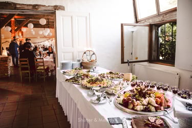 Das Essen für den Hochzeitsempfang wird serviert.