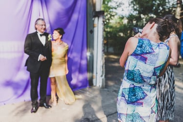 Gäste, die auf der Hochzeit Fotos machen.