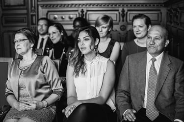 Hochzeitsgäste beobachten eine standesamtliche Trauung.