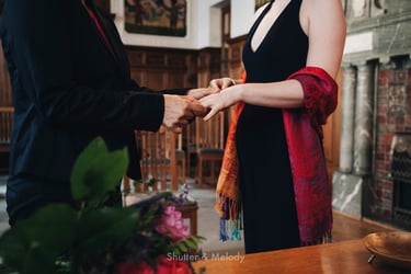 Ein lesbisches Paar tauscht bei einer standesamtlichen Trauung Ringe aus.