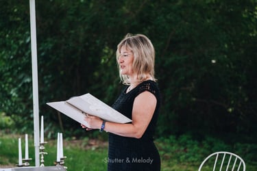 Trauredner bei einer Zeremonie im Freien.