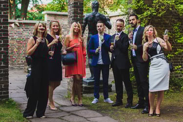 Gruppenfoto der Hochzeitsgäste.