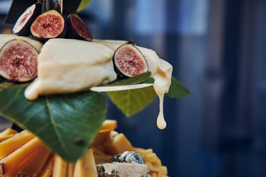 Schmelzender Käse mit Feigen auf einem Tablett.