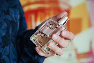 Der Bräutigam hält eine Flasche Chanel-Parfüm.