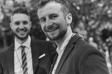 Porträt eines Bräutigams, der in eine Kamera schaut.