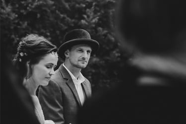 Der Bräutigam hört der Hochzeitszeremonie zu.