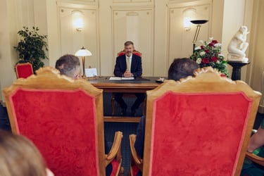 Der Standesbeamte spricht während der Trauung.