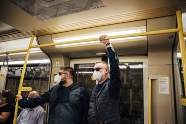 Schwules Paar in der U-Bahn in Berlin.