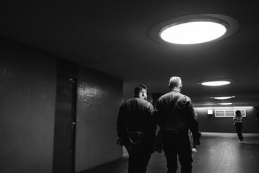 Bräutigame gehen in der Berliner U-Bahn spazieren.