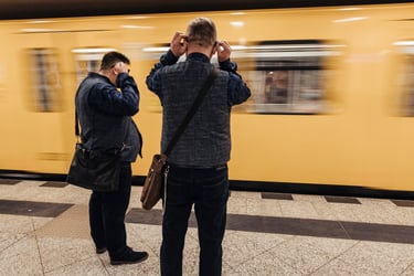 Bräutigame setzen ihre Masken auf, bevor sie in die U-Bahn einsteigen.
