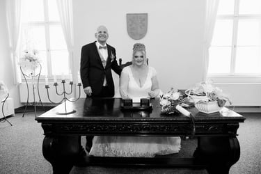 Braut und Bräutigam unterzeichnen die Heiratsurkunde.