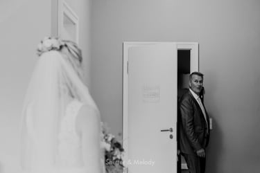 Der Vater der Braut sieht seine Tochter zum ersten Mal im Hochzeitskleid.