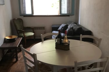 Dining area with round table in Quillan holiday rental
