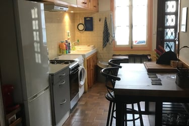 Fully equipped kitchen with breakfast area in Quillan holiday home