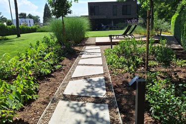tuinpad met moderne bestrating