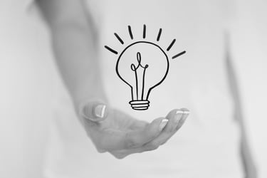 une main tendue avec une ampoule représentant la prise de conscience