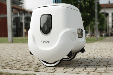 Yape, il robot di consegna autonomo italiano con espressione simpatica, mentre consegna un pacco