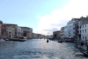 Panorama eines venezianischen Kanals mit Booten und Uferhäusern am späten Nachmittag.