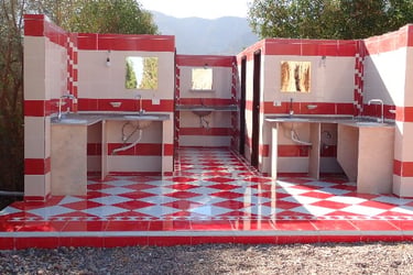 מתקני רחצה משותפים ומתוחזקים ב-Bedouin Star, סיני: סטנדרט של אירוח מנוהל.