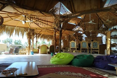 המסעדה של Bedouin Star: אירוח מנוהל ונוף פתוח לים האדום.