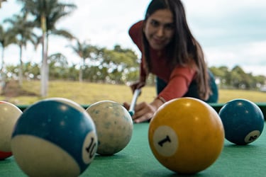 mesa de billar en la zona de juegos del Hotel Palmas de Santa Helena en Quimbaya Quindío