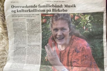 Billede af Helle Asmild i en artikel i Østbirk Avis i anledning af foredraget ”En ny slags familie”