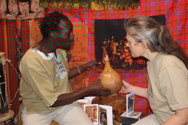 Helle Asmild og Reagan Odour Nyachieng´a i en forestilling om Karen Blixen