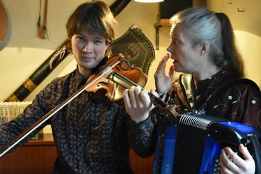 Pressefoto Helle og Andreas Asmild, der er mor og søn og underholder med musik og skuespil