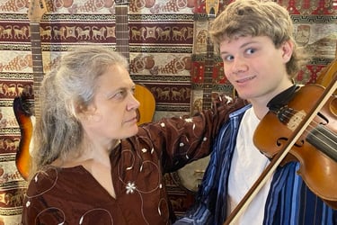 Titelfoto til musikforestillingen "Få så styr på din teenager! - eller opgiv det i tide"