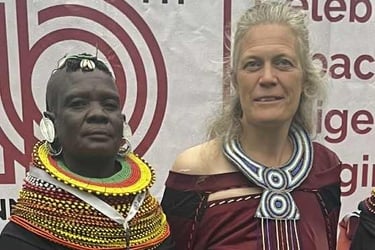 Foredragsholderen Helle Asmild og en Samburu kvinde