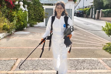Applicatrice certifiée SuperMoustique devant l'hôtel La Voile d'Or à Saint-Jean-Cap-Ferrat
