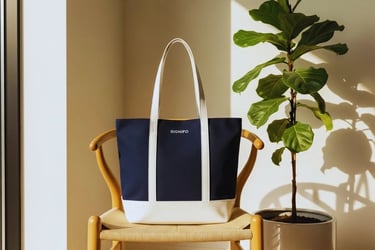 Ide desain tote bag klasik: kombinasi dua warna kanvas SIGNIFO untuk tampilan yang elegan.