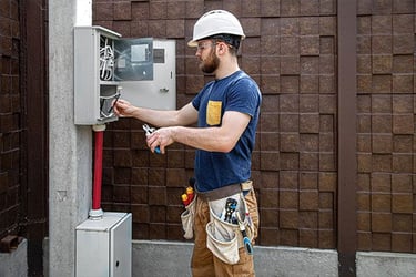 "Konyaaltı'nda elektrik güç artırımı hizmeti sunan Zed Elektrik Mühendislik ekibi."
