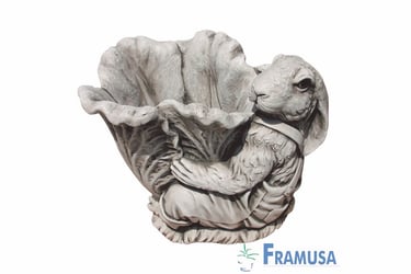 statue de lapin qui tien un bol