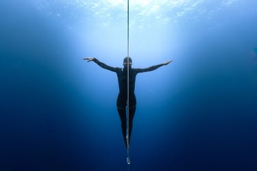 freediving competition photography athlete Helena Bourdillon underwater Laura Mommicchi