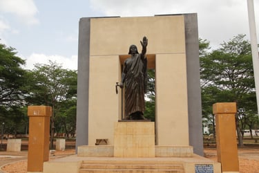 Statue du Béhanzin, place Goho