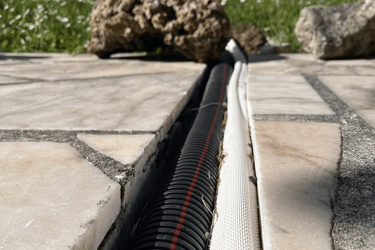 Rainurage d'une terrasse pour faire passer les gaines électriques