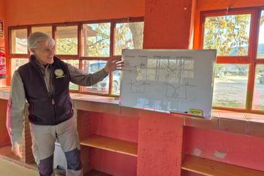 Taller del agua, explicando diferentes formas de obtención con agujeros y plástico