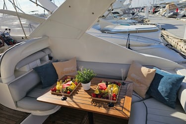 salon de popa targa 37 frutas de cortesía