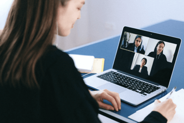 Ragazza che studia con lezioni in streaming davanti ad un computer