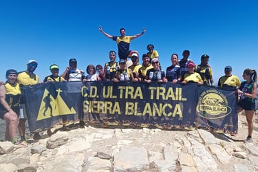 Voluntarios del CDUTSB disfrutándolo en equipo en la montaña.