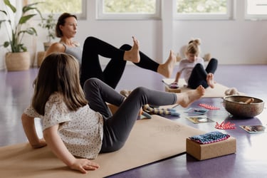 Kinder Feriencamp Stuttgart – Kinder bei Yoga und Bewegung im Studio klein A