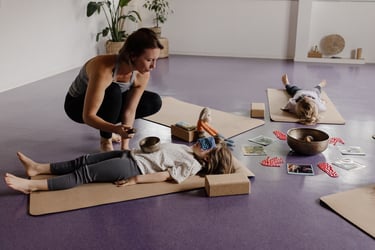 Yoga Kinder Stuttgart Ferien – Entspannungsübung im Studio klein A