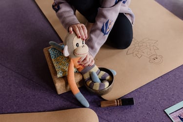 Feriencamp Stuttgart Grundschule – Kinder beim Basteln und Spielen