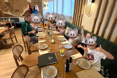 Ferienbetreuung Stuttgart Kinder – Gruppe beim gemeinsamen Mittagessen