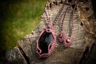 pendentif micro macramé, obsidienne noire, fil rose Linhasita, rhodonite, fait main, art français élégance