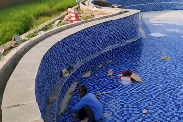 proses pengenatan keramik kolam renang dengan finishing MOZAIK KUDA LAUT