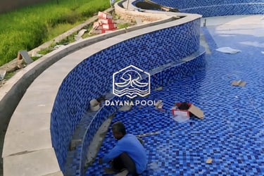 pemasangan keramik roman kolam renang oleh dayanapool